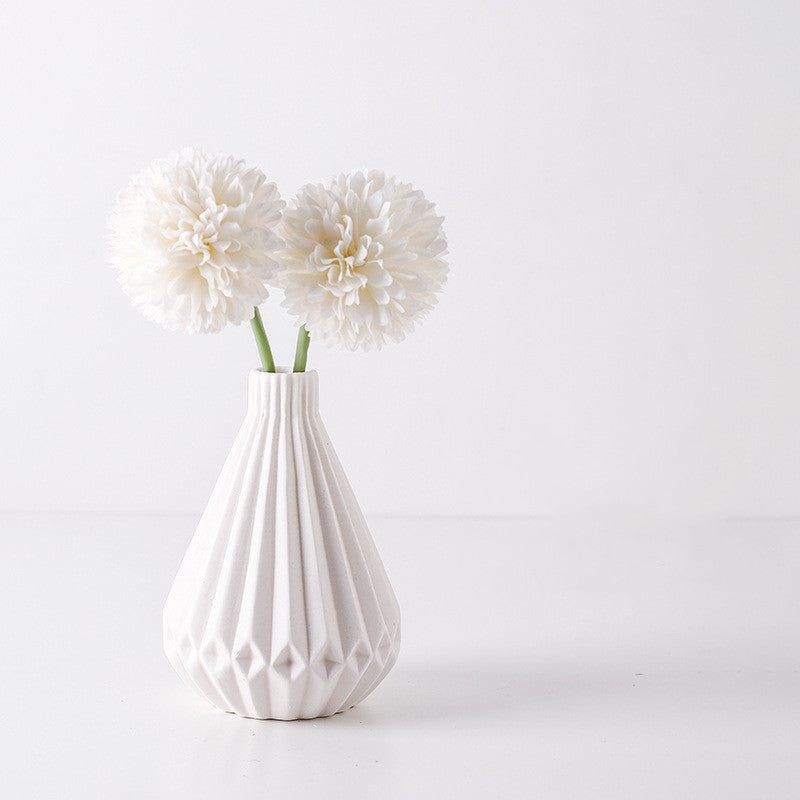 Small Dried Flower Ornaments In The Living Room