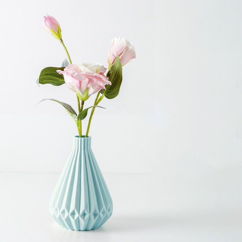 Small Dried Flower Ornaments In The Living Room