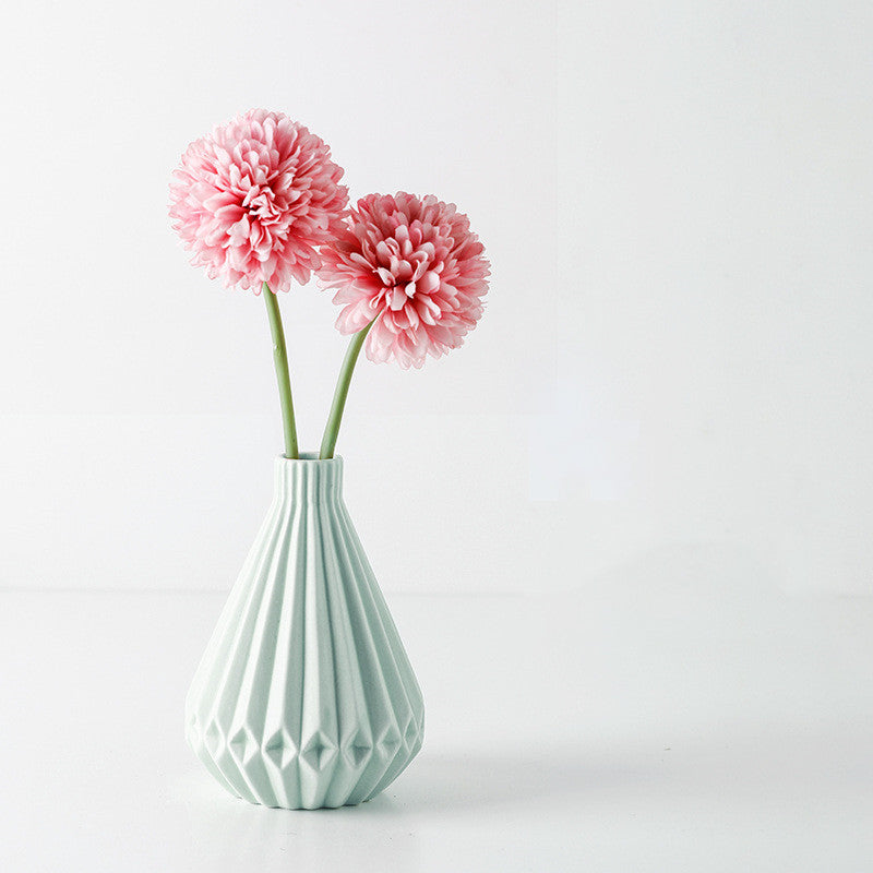 Small Dried Flower Ornaments In The Living Room