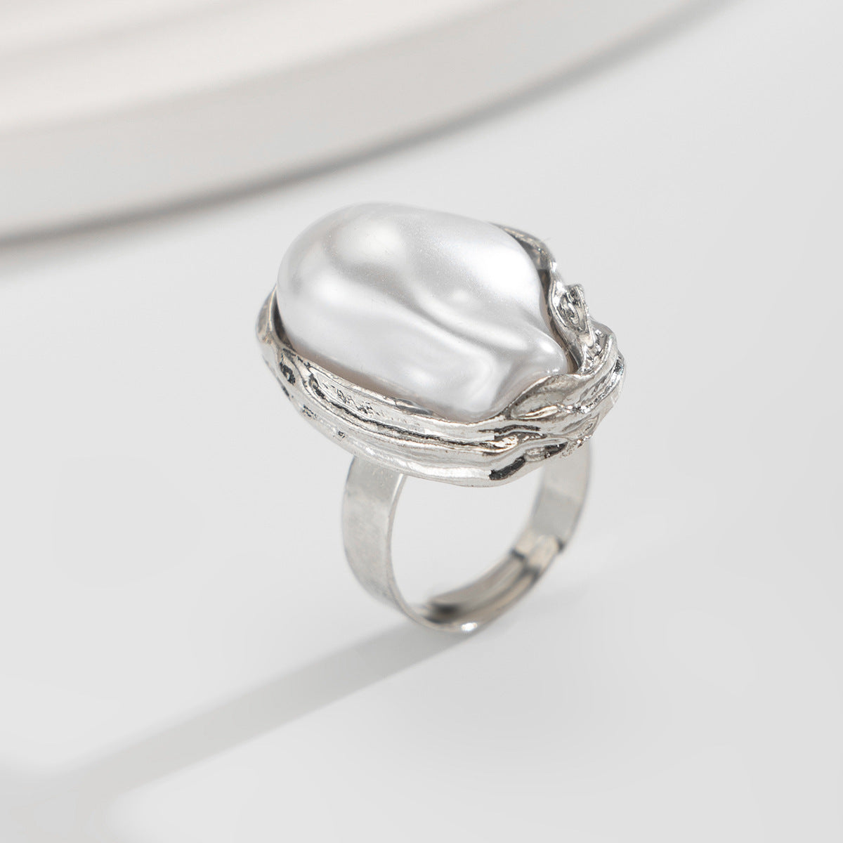 Retro Irregular Inlaid Shaped Pearl Ring