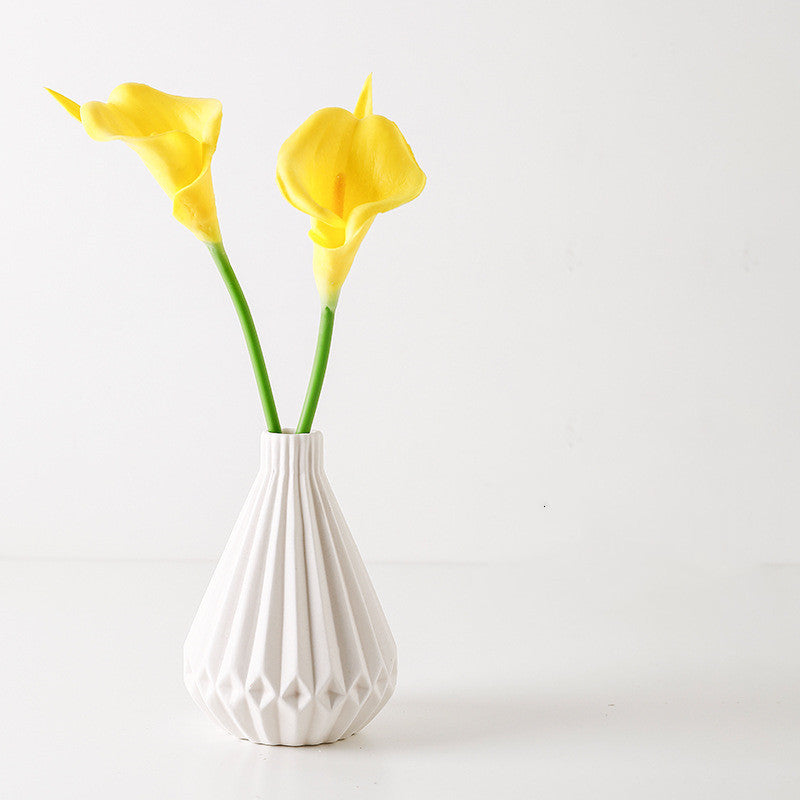 Small Dried Flower Ornaments In The Living Room